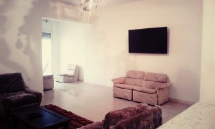 شقة مؤثثة فاخرة و مكيفة